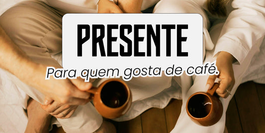 Duas pessoas sentadas segurando xícaras de café com a frase Presente para quem gosta de café em destaque