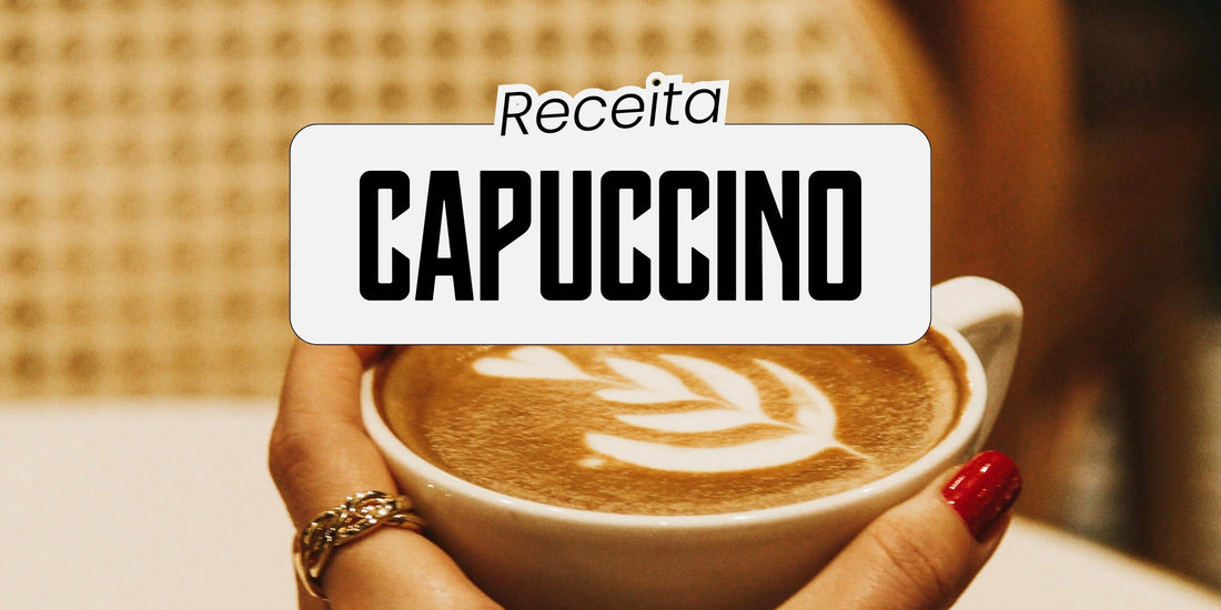 Mãos segurando xícara de cappuccino cremoso com latte art, com o texto "Receita Capuccino" sobreposto