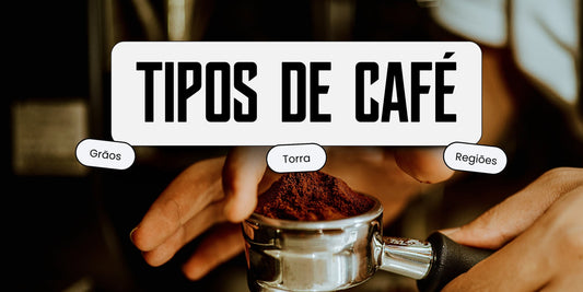 Portafiltro com café moído nas mãos de um barista, com os temas grãos, torra e regiões em destaque