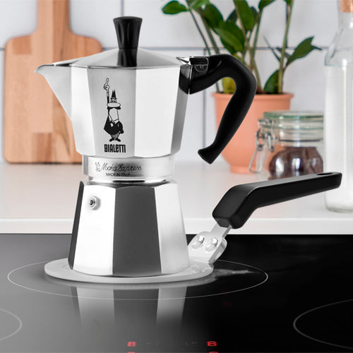 Suporte para indução Bialetti em uso no cooktop com cafeteira italiana de alumínio
