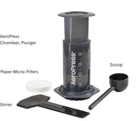 Itens que acompanham a AeroPress Original: câmara, êmbolo, microfiltros de papel, colher medidora e pá para mexer