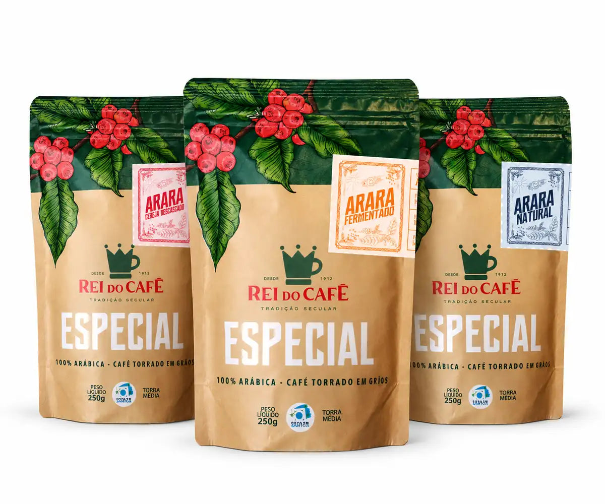 Trio de Café Especial Rei do Café da linha Arara, versão torrado em grãos: Cereja Descascado, Fermentado e Natural, 250g cada, 100% arábica, sobre fundo branco