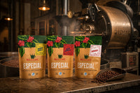 Kit Especiais do Rei: cafés Bourbon Amarelo, Catuaí Vermelho e Morango em torrefação com torrador Probat ao fundo