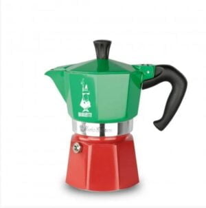 imagem da cafeteira italiana Moka Bialetti com as cores verde, prata e vermelha, fazendo alusão às cores da bandeira italiana.