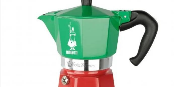 imagem da cafeteira italiana Moka Bialetti com as cores verde, prata e vermelha, fazendo alusão às cores da bandeira italiana.