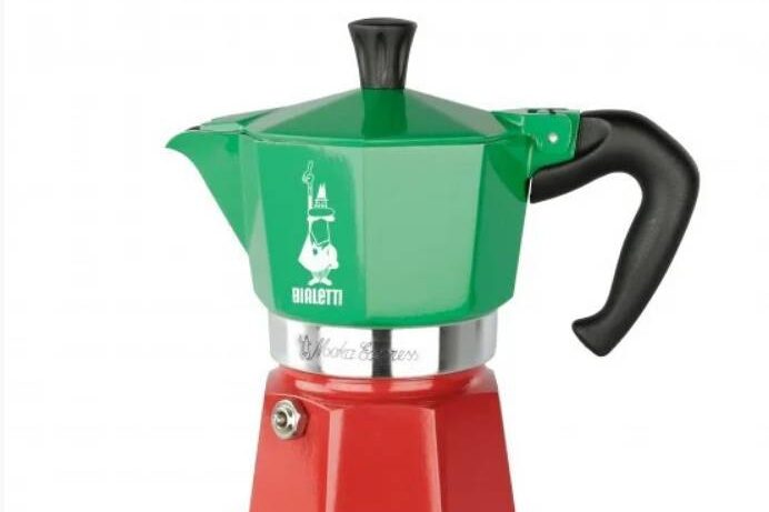 imagem da cafeteira italiana Moka Bialetti com as cores verde, prata e vermelha, fazendo alusão às cores da bandeira italiana.