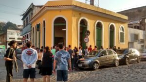 imagem da loja do Rei do Café com várias pessoas na porta 