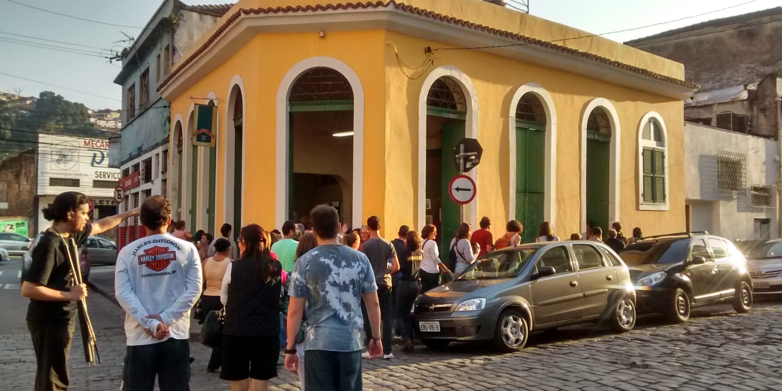 imagem da loja do Rei do Café com várias pessoas na porta