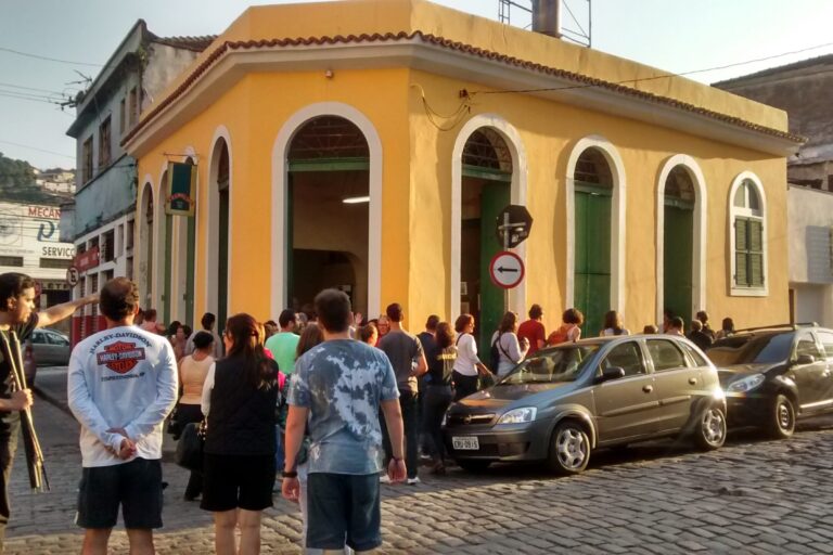 imagem da loja do Rei do Café com várias pessoas na porta