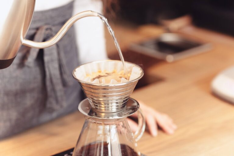 imagem de uma chaleira saindo água e caindo a água num filtro com pó de café em alusão a água para fazer café